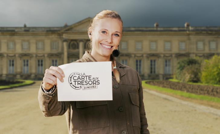 Maxine Eouzan tenant une fiche, dos au château de Compiègne